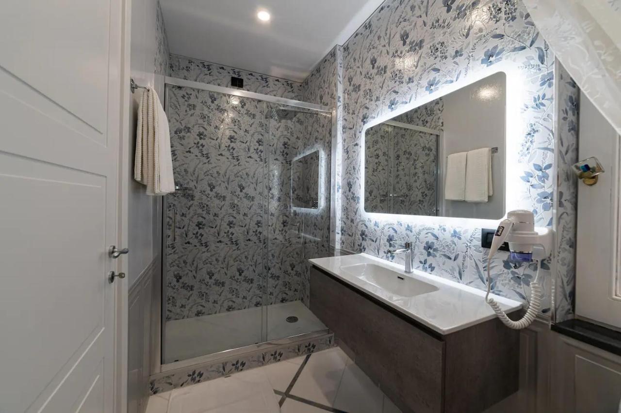 Apartments Hotel Real Suite Napoli Chiaia Mergellina Exteriör bild
