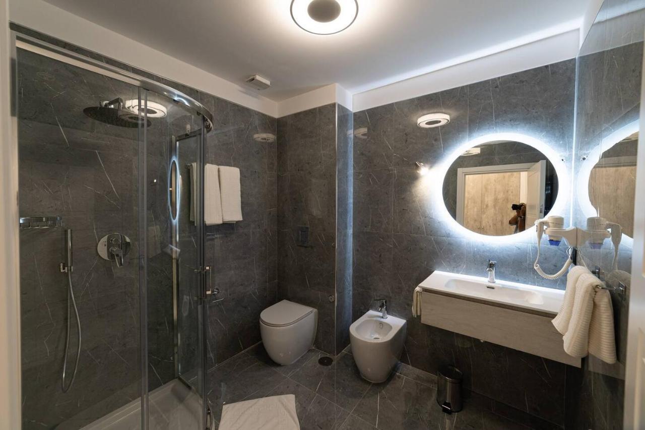 Apartments Hotel Real Suite Napoli Chiaia Mergellina Exteriör bild