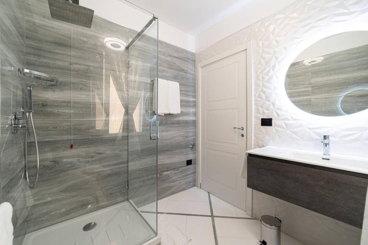 Apartments Hotel Real Suite Napoli Chiaia Mergellina Exteriör bild
